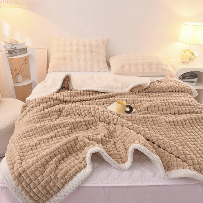 91家纺网 家纺一手货源 找家纺 印季家纺 2025新款三层夹棉立体剪花兔毛绒毛毯毯子多功能盖毯-亮场景 驼色