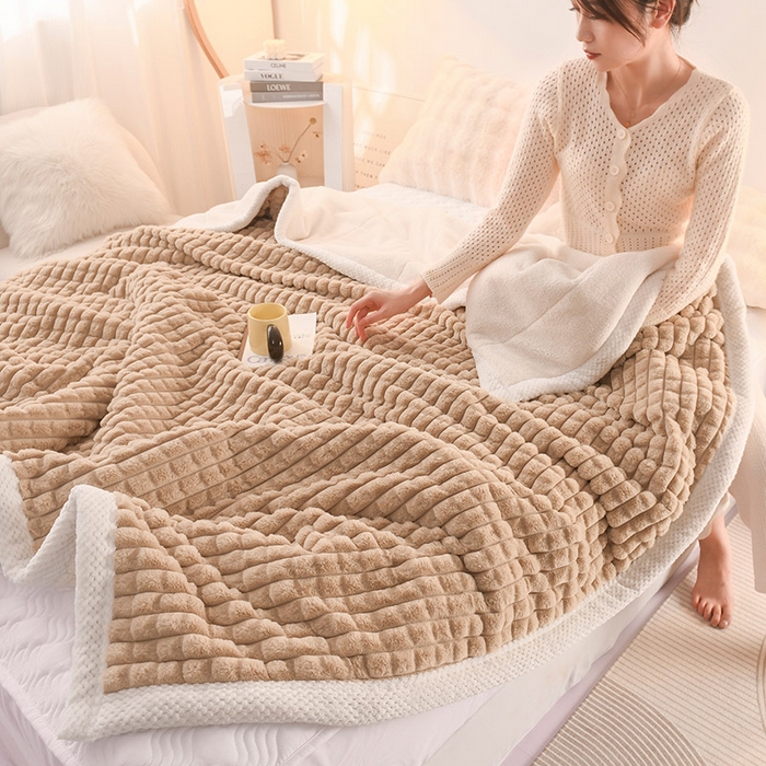 91家纺网 家纺一手货源 找家纺 印季家纺 2025新款三层夹棉立体剪花兔毛绒毛毯毯子多功能盖毯-亮场景 驼色