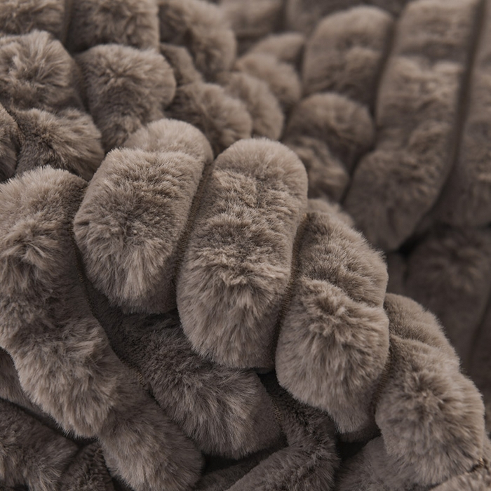 91家纺网 家纺一手货源 找家纺 印季家纺 2025新款三层夹棉立体剪花兔毛绒毛毯毯子多功能盖毯-亮场景 深灰