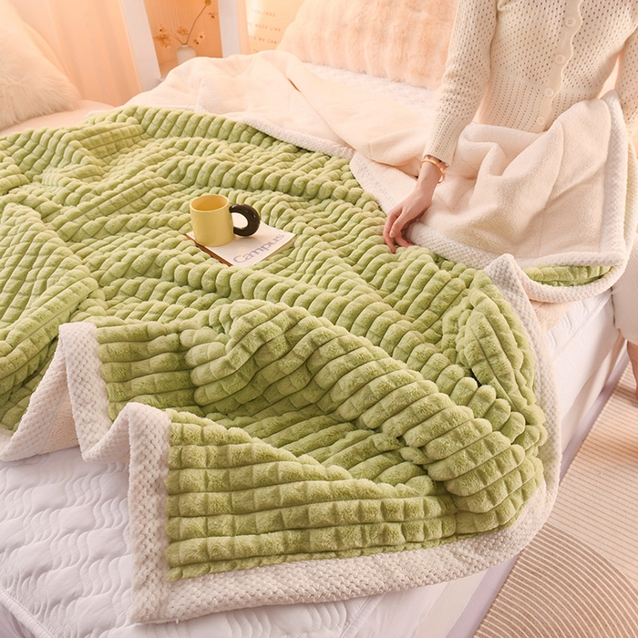 91家纺网 家纺一手货源 找家纺 印季家纺 2025新款三层夹棉立体剪花兔毛绒毛毯毯子多功能盖毯-亮场景 抹茶