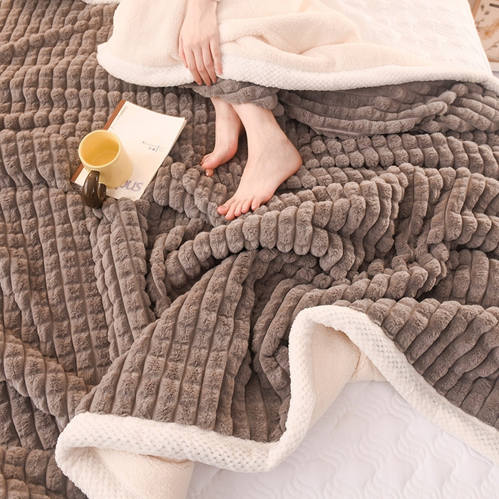 91家纺网 家纺一手货源 找家纺 印季家纺 2025新款三层夹棉立体剪花兔毛绒毛毯毯子多功能盖毯-亮场景 深灰