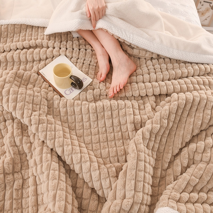 91家纺网 家纺一手货源 找家纺 印季家纺 2025新款三层夹棉立体剪花兔毛绒毛毯毯子多功能盖毯-亮场景 驼色