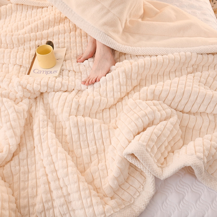 91家纺网 家纺一手货源 找家纺 印季家纺 2025新款三层夹棉立体剪花兔毛绒毛毯毯子多功能盖毯-亮场景 米白