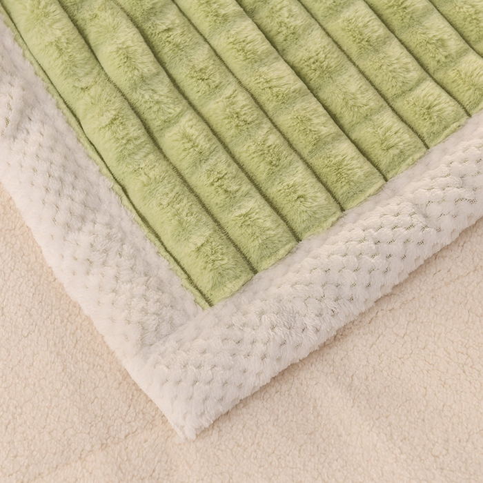 91家纺网 家纺一手货源 找家纺 印季家纺 2025新款三层夹棉立体剪花兔毛绒毛毯毯子多功能盖毯-亮场景 抹茶