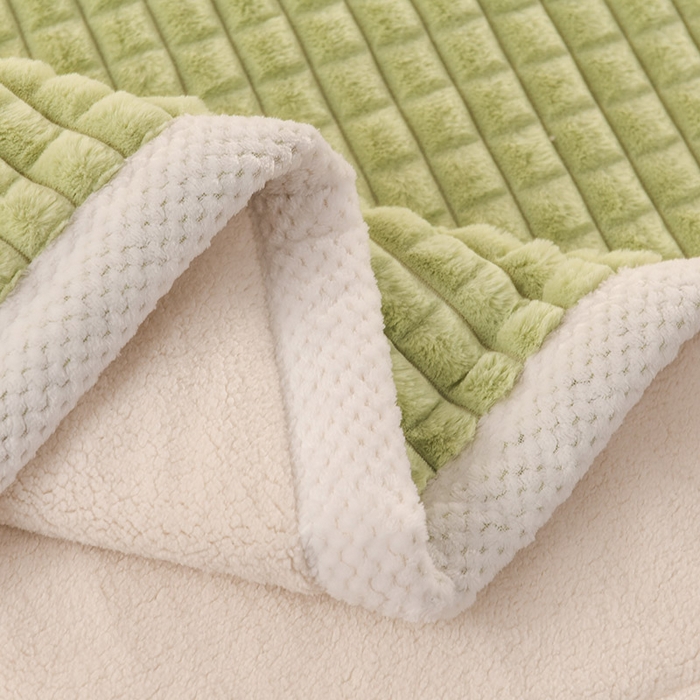 91家纺网 家纺一手货源 找家纺 印季家纺 2025新款三层夹棉立体剪花兔毛绒毛毯毯子多功能盖毯-亮场景 抹茶