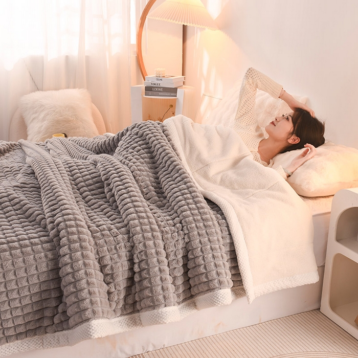 91家纺网 家纺一手货源 找家纺 印季家纺 2025新款三层夹棉立体剪花兔毛绒毛毯毯子多功能盖毯-亮场景 浅灰