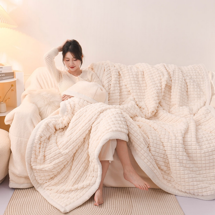 91家纺网 家纺一手货源 找家纺 印季家纺 2025新款三层夹棉立体剪花兔毛绒毛毯毯子多功能盖毯-亮场景 米白