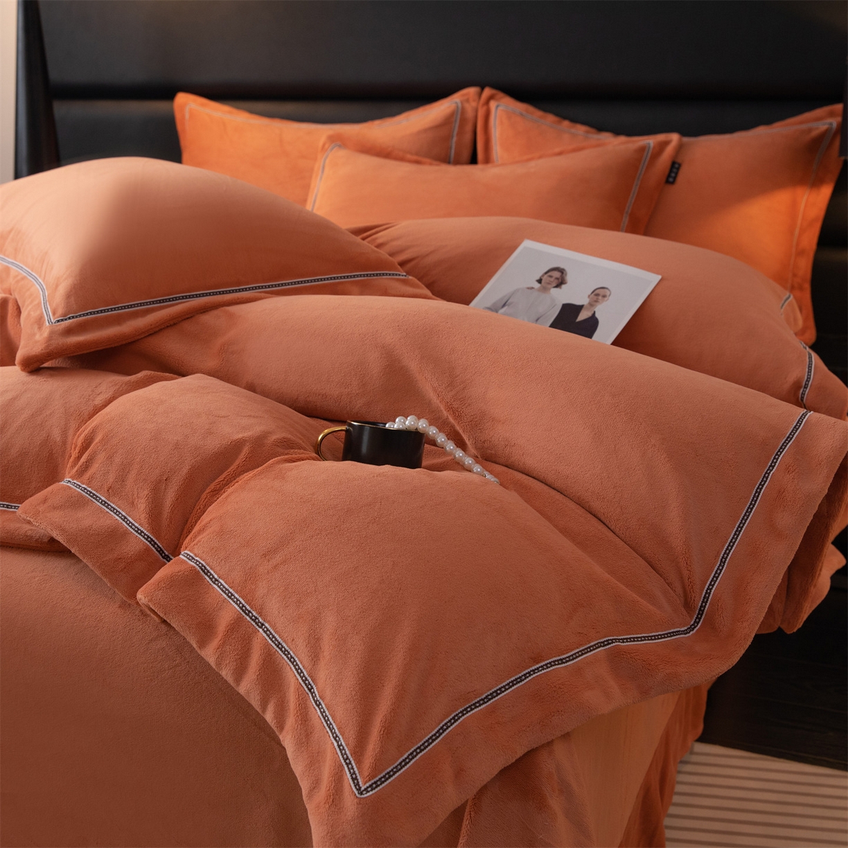 91家纺网 家纺一手货源 找家纺 雅高家居 2025新款240克高克重全工艺纯色织带花边款单件及四件套 枫糖橙