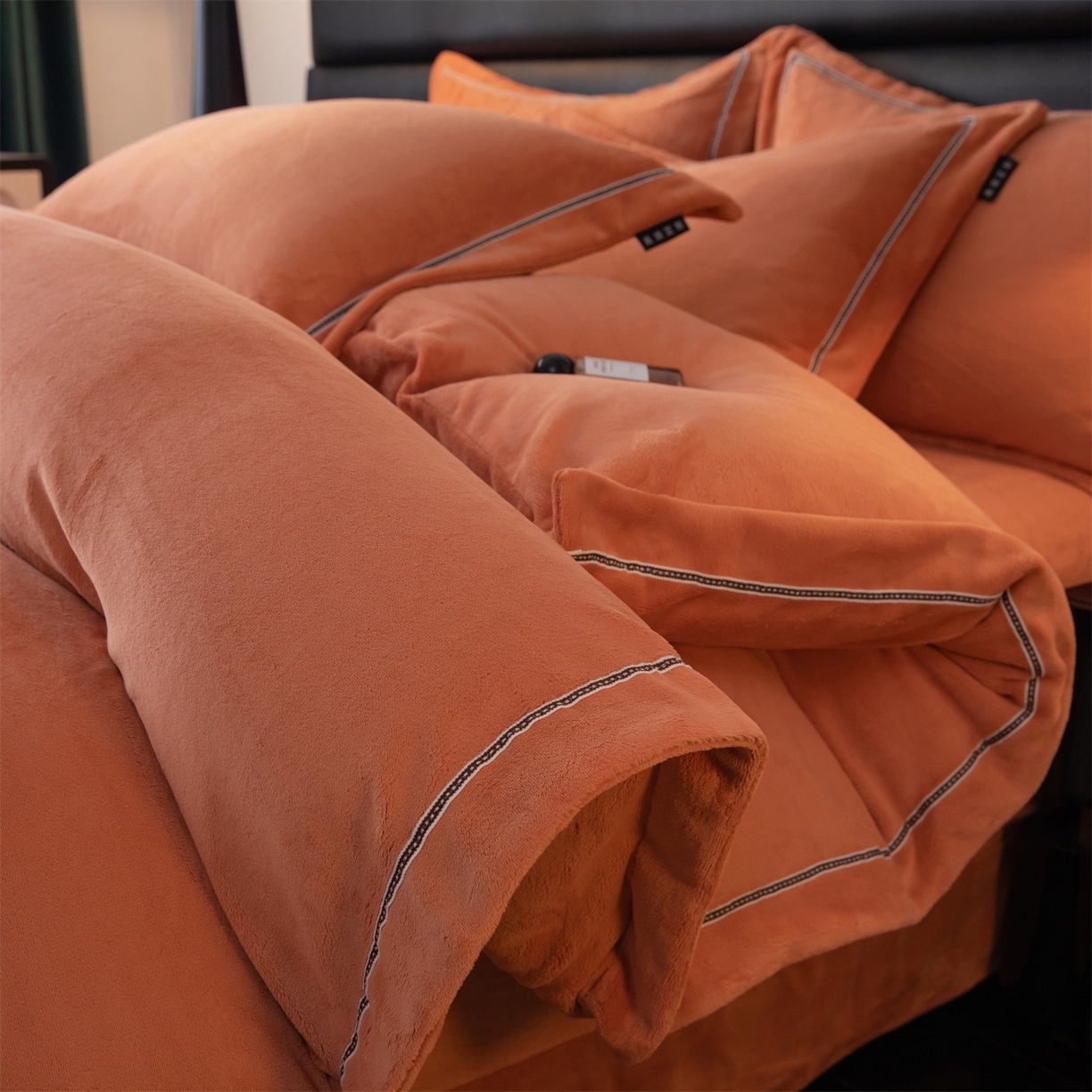 91家纺网 家纺一手货源 找家纺 雅高家居 2025新款240克高克重全工艺纯色织带花边款单件及四件套 枫糖橙