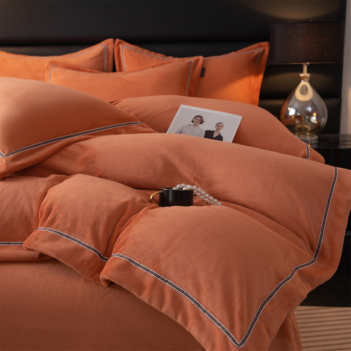 91家纺网 家纺一手货源 找家纺 雅高家居 2025新款240克高克重全工艺纯色织带花边款单件及四件套 枫糖橙