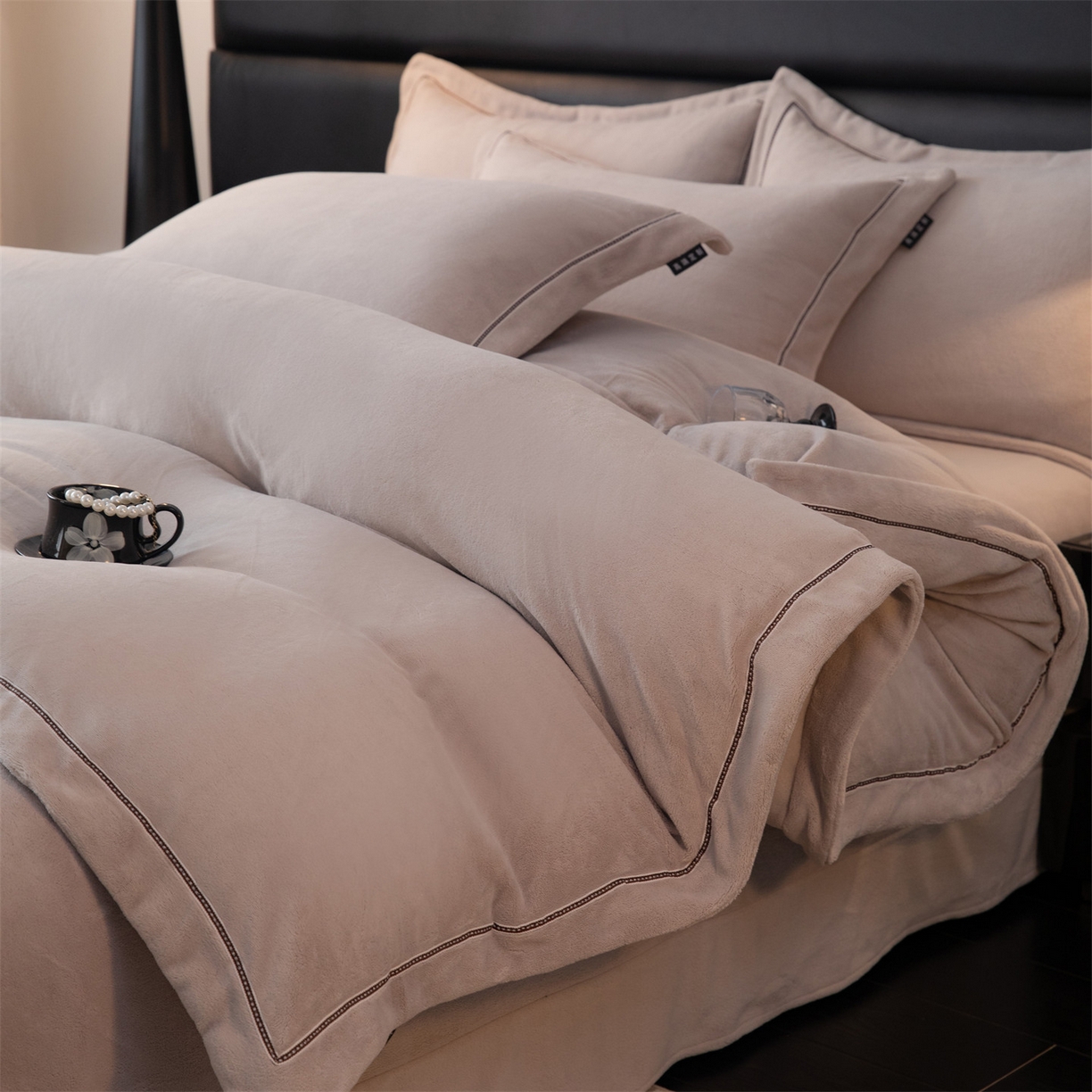 91家纺网 家纺一手货源 找家纺 雅高家居 2025新款240克高克重全工艺纯色织带花边款单件及四件套 绅士灰