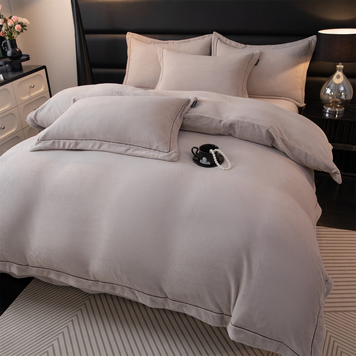 91家纺网 家纺一手货源 找家纺 雅高家居 2025新款240克高克重全工艺纯色织带花边款单件及四件套 绅士灰