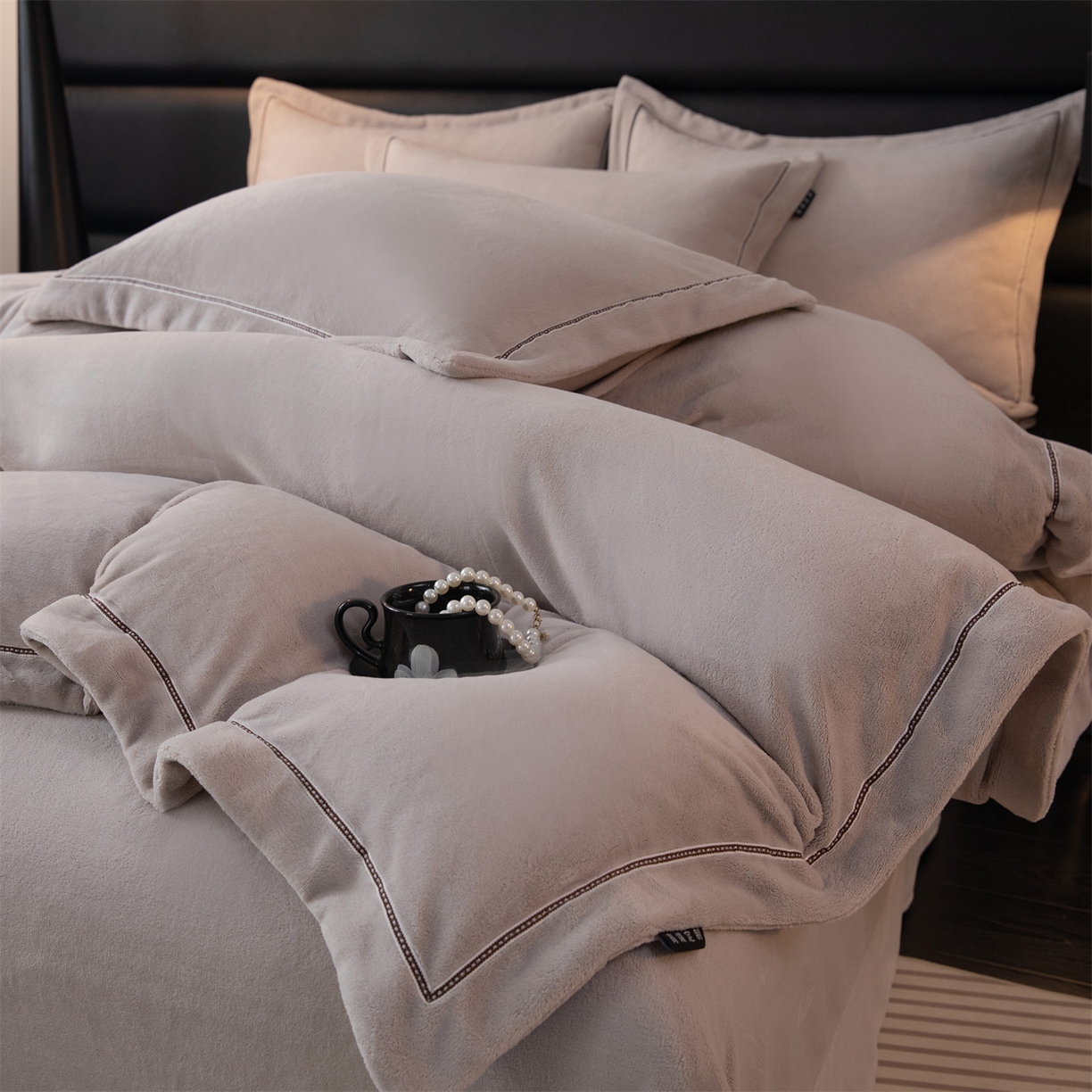 91家纺网 家纺一手货源 找家纺 雅高家居 2025新款240克高克重全工艺纯色织带花边款单件及四件套 绅士灰