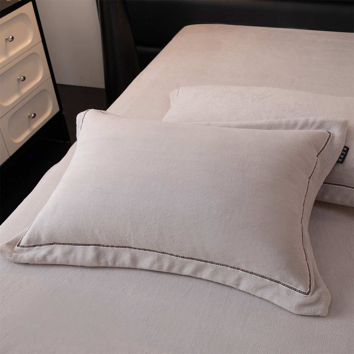 91家纺网 家纺一手货源 找家纺 雅高家居 2025新款240克高克重全工艺纯色织带花边款单件及四件套 绅士灰