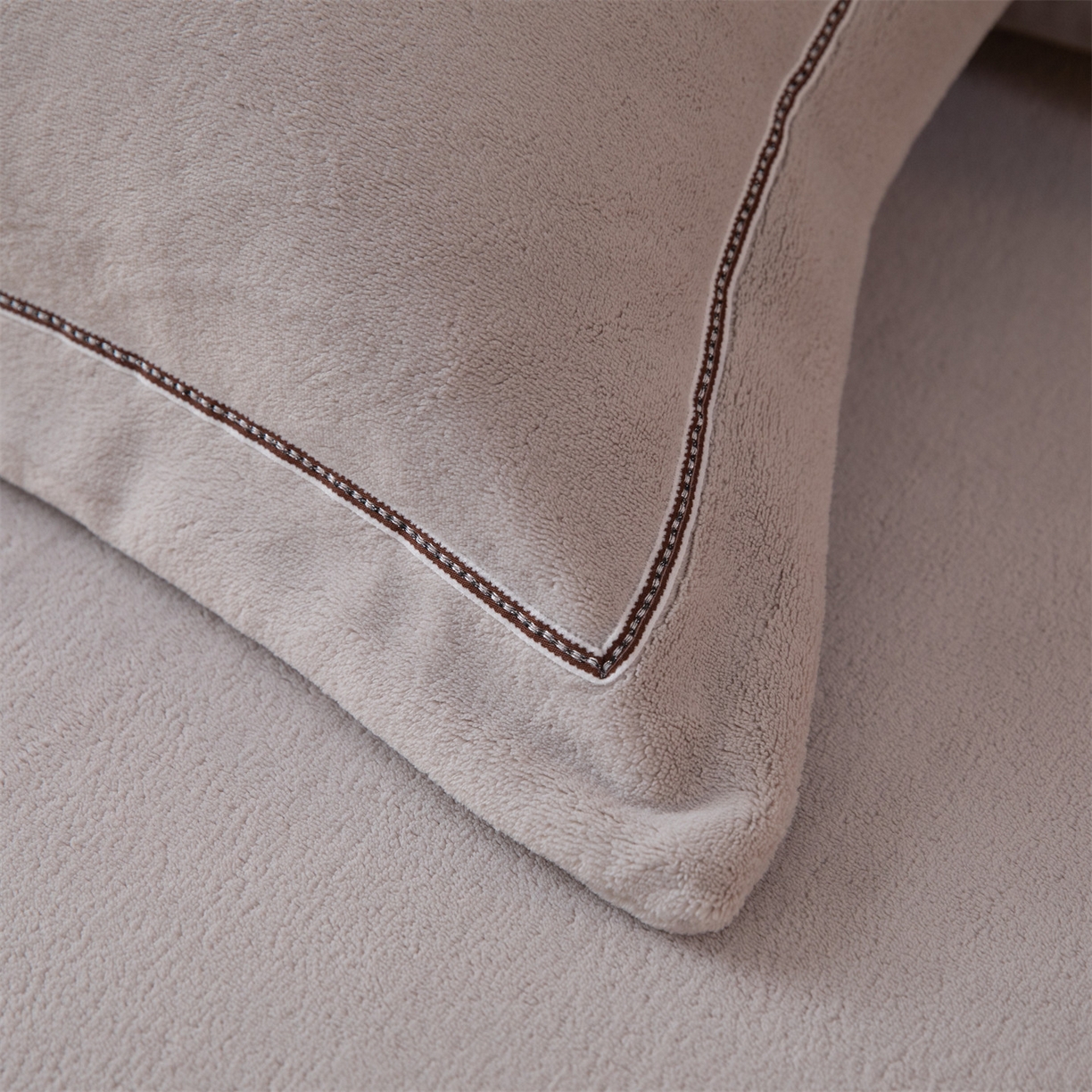 91家纺网 家纺一手货源 找家纺 雅高家居 2025新款240克高克重全工艺纯色织带花边款单件及四件套 绅士灰