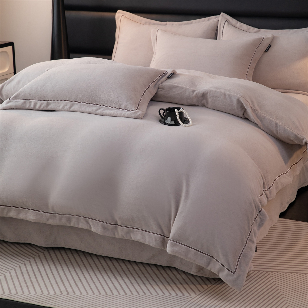 91家纺网 家纺一手货源 找家纺 雅高家居 2025新款240克高克重全工艺纯色织带花边款单件及四件套 绅士灰