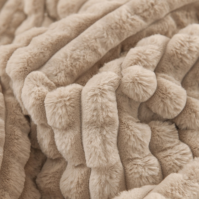 91家纺网 家纺一手货源 找家纺 印季家纺 2025新款三层夹棉立体剪花兔毛绒毛毯毯子多功能盖毯-亮场景 驼色