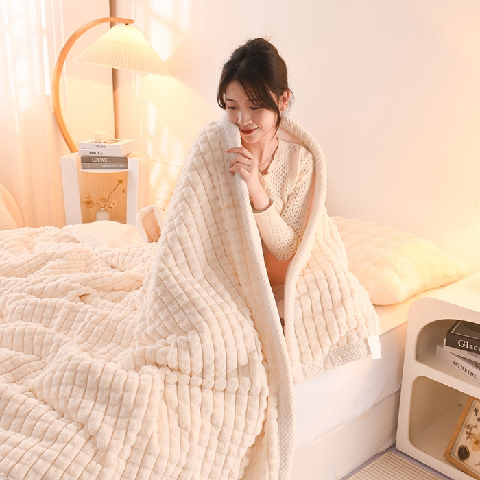 91家纺网 家纺一手货源 找家纺 印季家纺 2025新款三层夹棉立体剪花兔毛绒毛毯毯子多功能盖毯-亮场景 米白