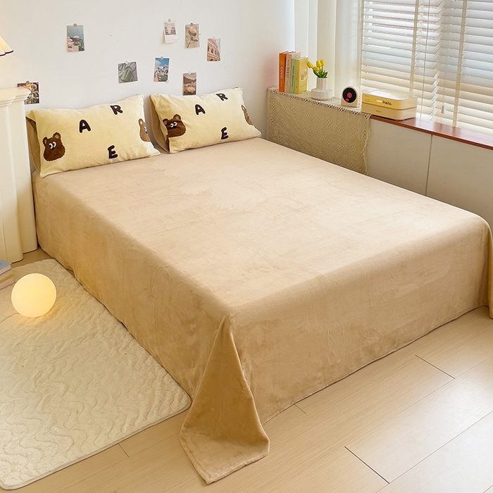 91家纺网 家纺一手货源 找家纺 西引力 2025新款亲肤舒适加厚牛奶绒印花四件套 字母熊