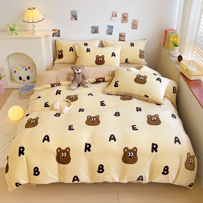 91家纺网 家纺一手货源 找家纺 西引力 2025新款亲肤舒适加厚牛奶绒印花四件套 字母熊