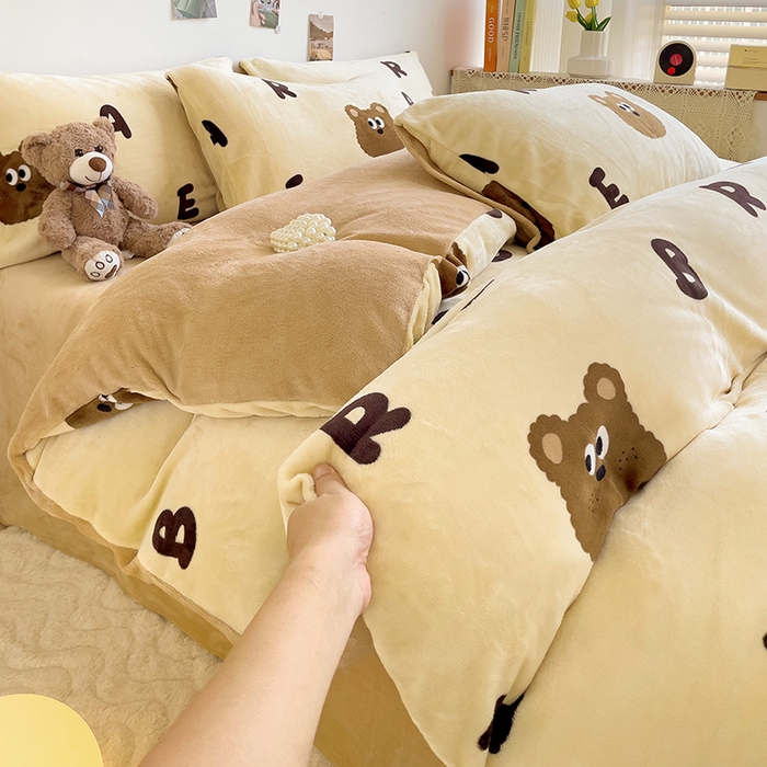 91家纺网 家纺一手货源 找家纺 西引力 2025新款亲肤舒适加厚牛奶绒印花四件套 字母熊