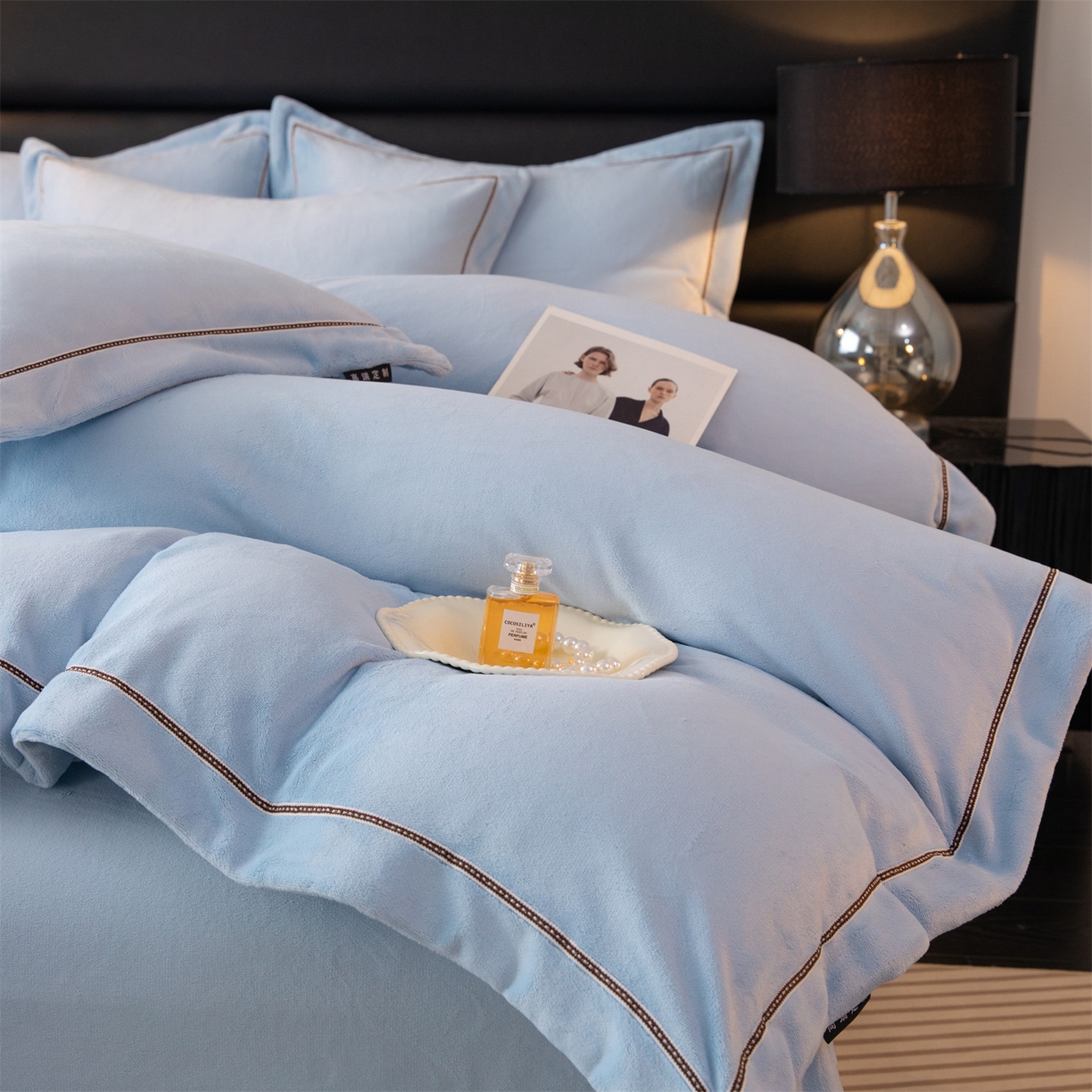 91家纺网 家纺一手货源 找家纺 雅高家居 2025新款240克高克重全工艺纯色织带花边款单件及四件套 天空蓝