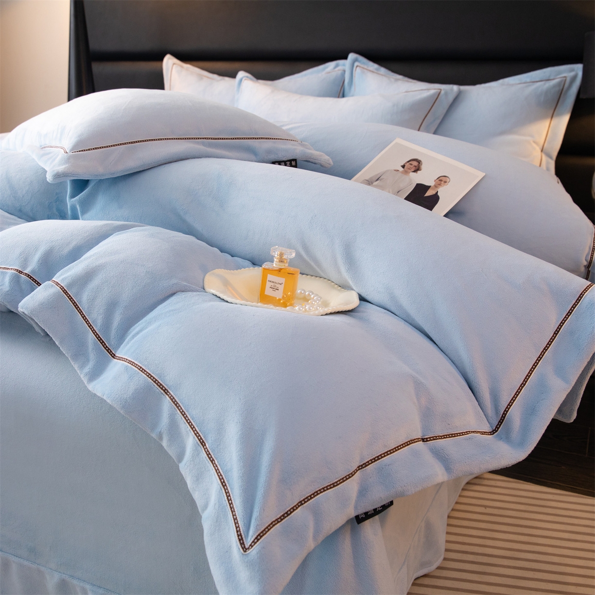 91家纺网 家纺一手货源 找家纺 雅高家居 2025新款240克高克重全工艺纯色织带花边款单件及四件套 天空蓝