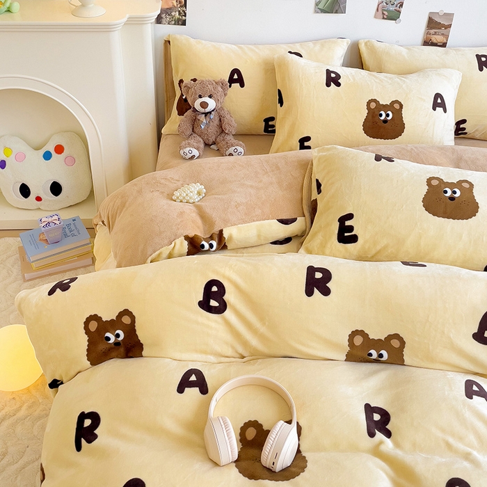 91家纺网 家纺一手货源 找家纺 西引力 2025新款亲肤舒适加厚牛奶绒印花四件套 字母熊