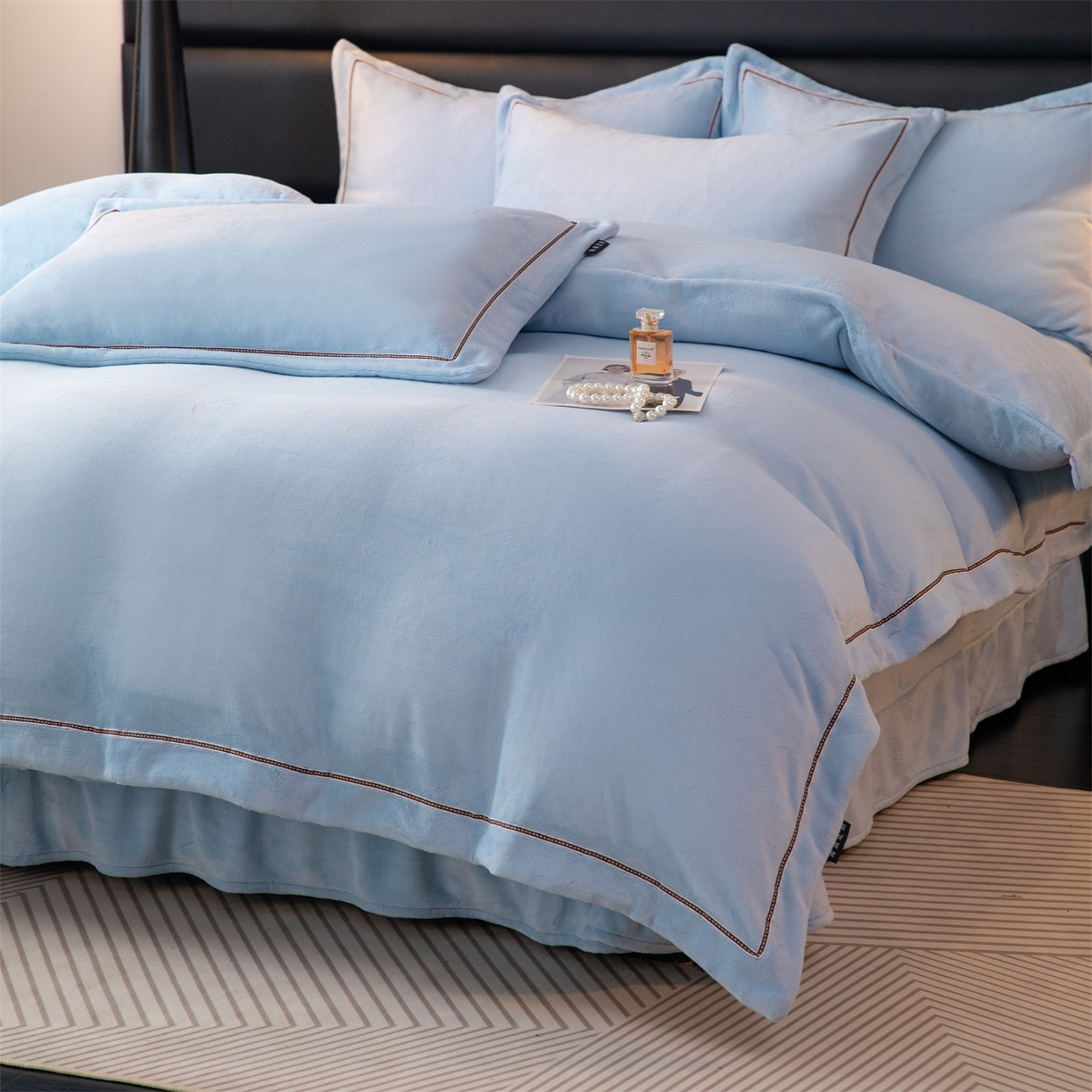 91家纺网 家纺一手货源 找家纺 雅高家居 2025新款240克高克重全工艺纯色织带花边款单件及四件套 天空蓝