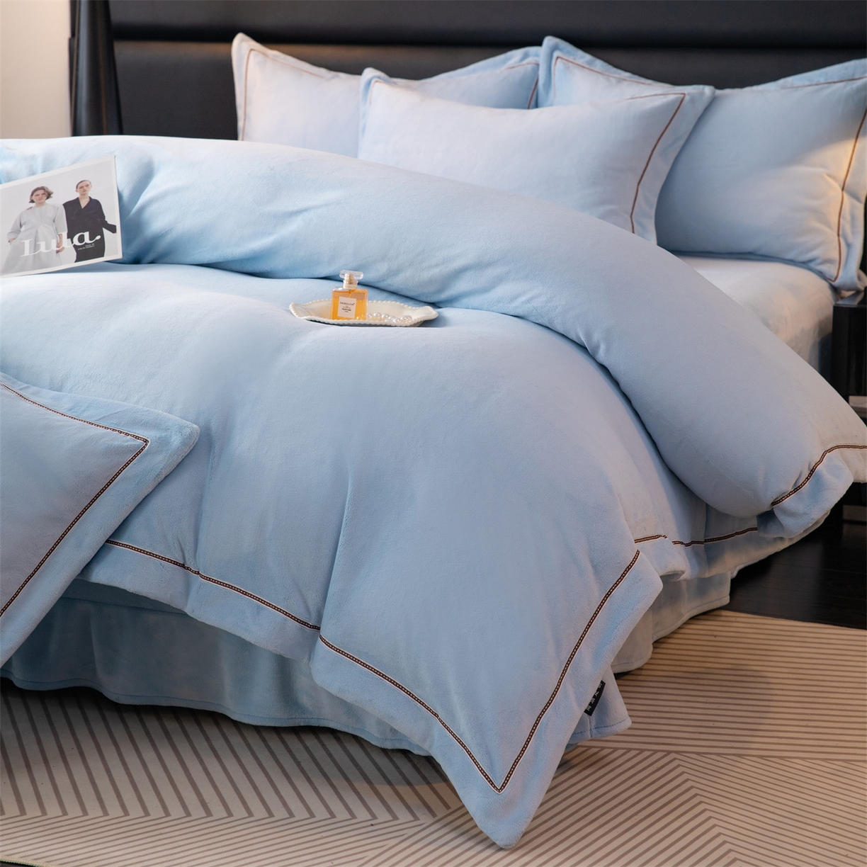 91家纺网 家纺一手货源 找家纺 雅高家居 2025新款240克高克重全工艺纯色织带花边款单件及四件套 天空蓝
