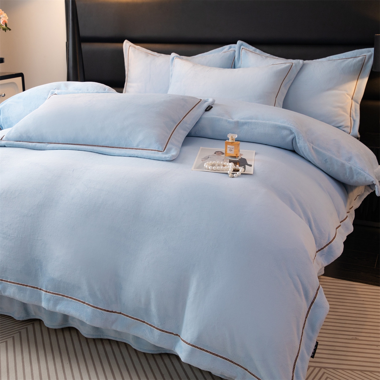91家纺网 家纺一手货源 找家纺 雅高家居 2025新款240克高克重全工艺纯色织带花边款单件及四件套 天空蓝