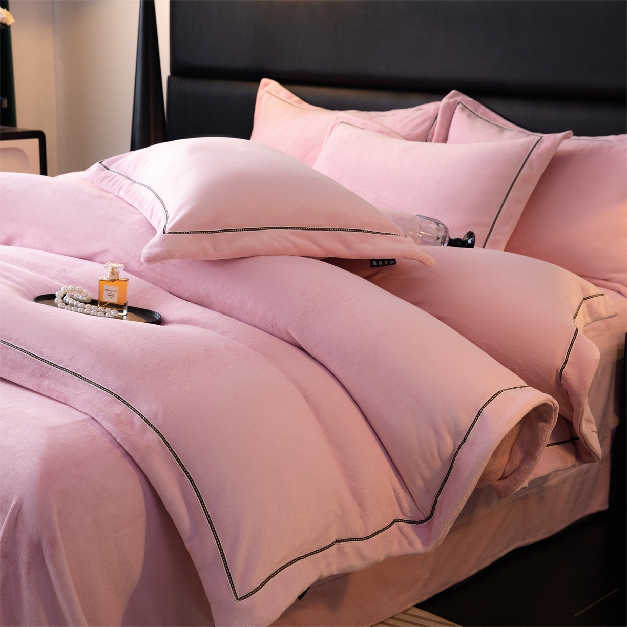 91家纺网 家纺一手货源 找家纺 雅高家居 2025新款240克高克重全工艺纯色织带花边款单件及四件套 樱花粉