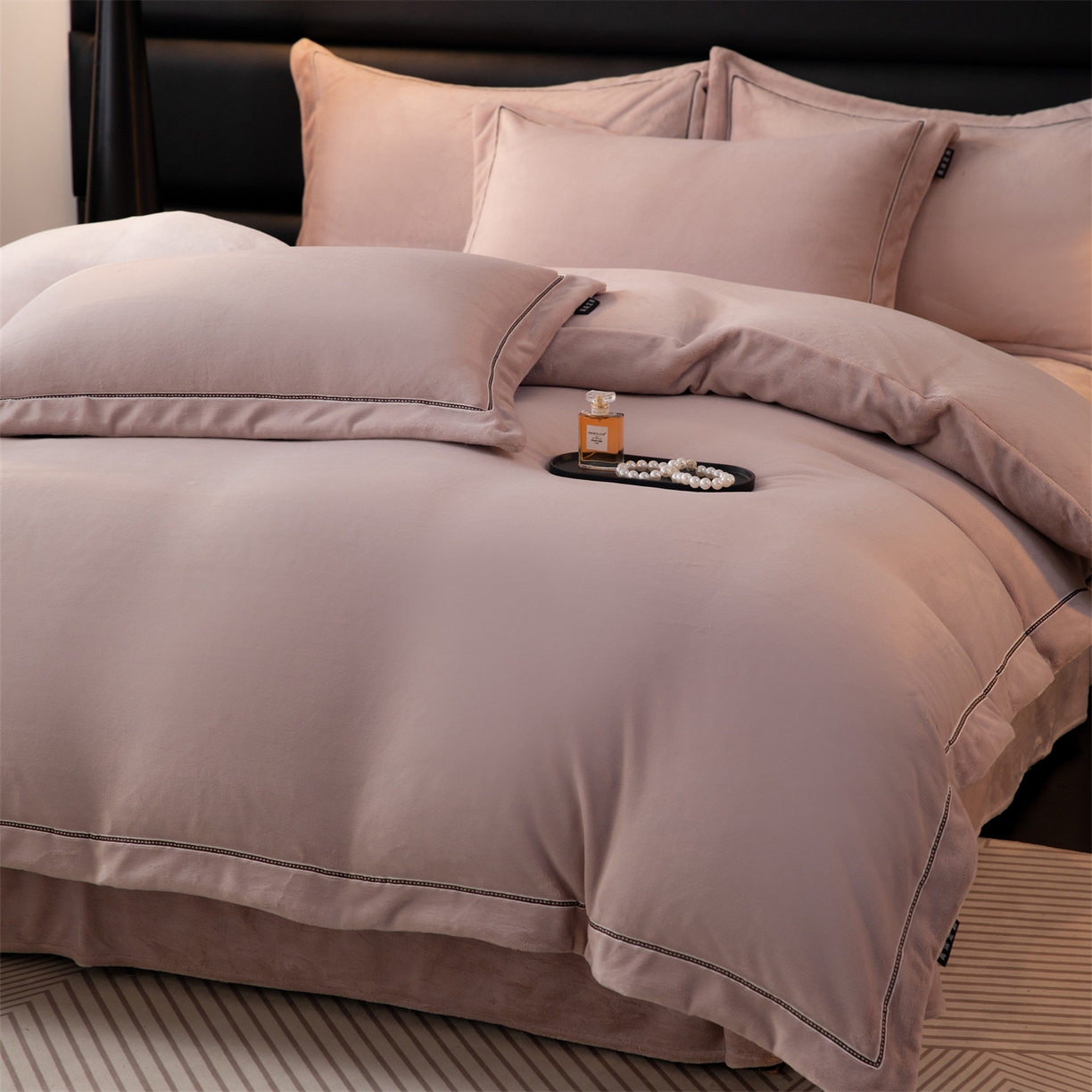 91家纺网 家纺一手货源 找家纺 雅高家居 2025新款240克高克重全工艺纯色织带花边款单件及四件套 卡其紫