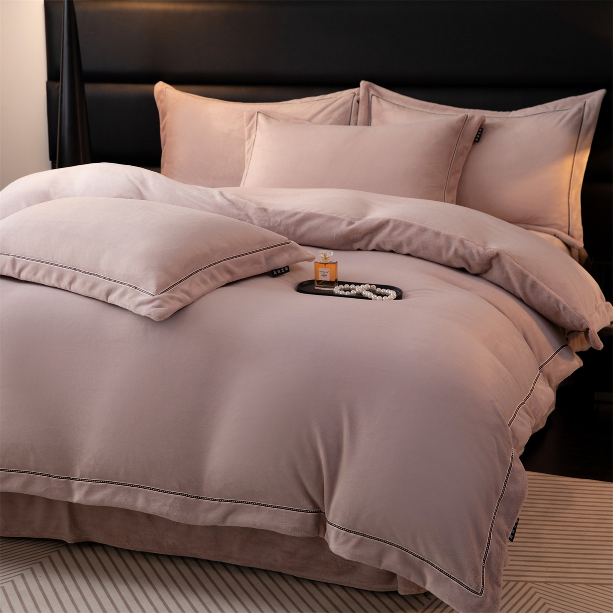 91家纺网 家纺一手货源 找家纺 雅高家居 2025新款240克高克重全工艺纯色织带花边款单件及四件套 卡其紫