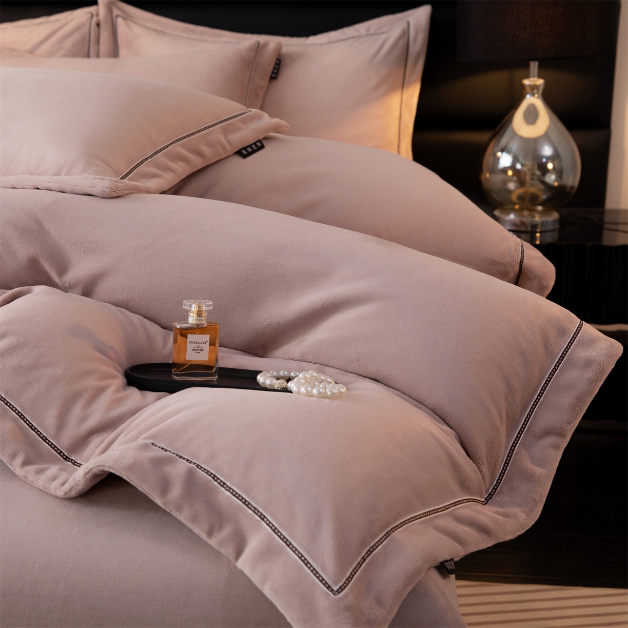 91家纺网 家纺一手货源 找家纺 雅高家居 2025新款240克高克重全工艺纯色织带花边款单件及四件套 卡其紫