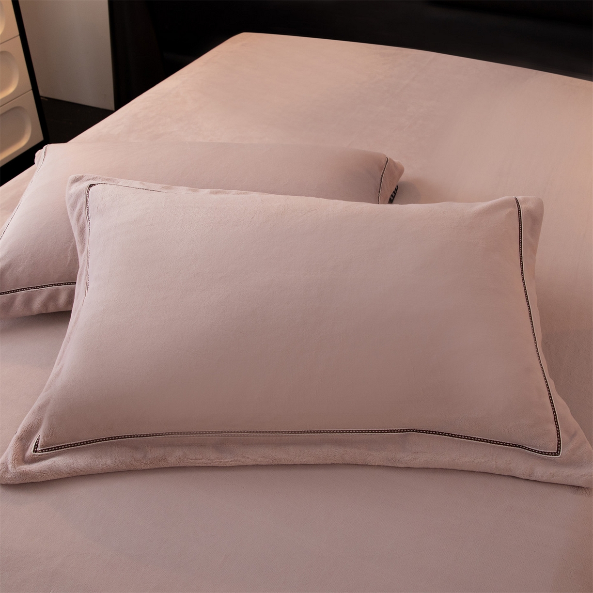 91家纺网 家纺一手货源 找家纺 雅高家居 2025新款240克高克重全工艺纯色织带花边款单件及四件套 卡其紫