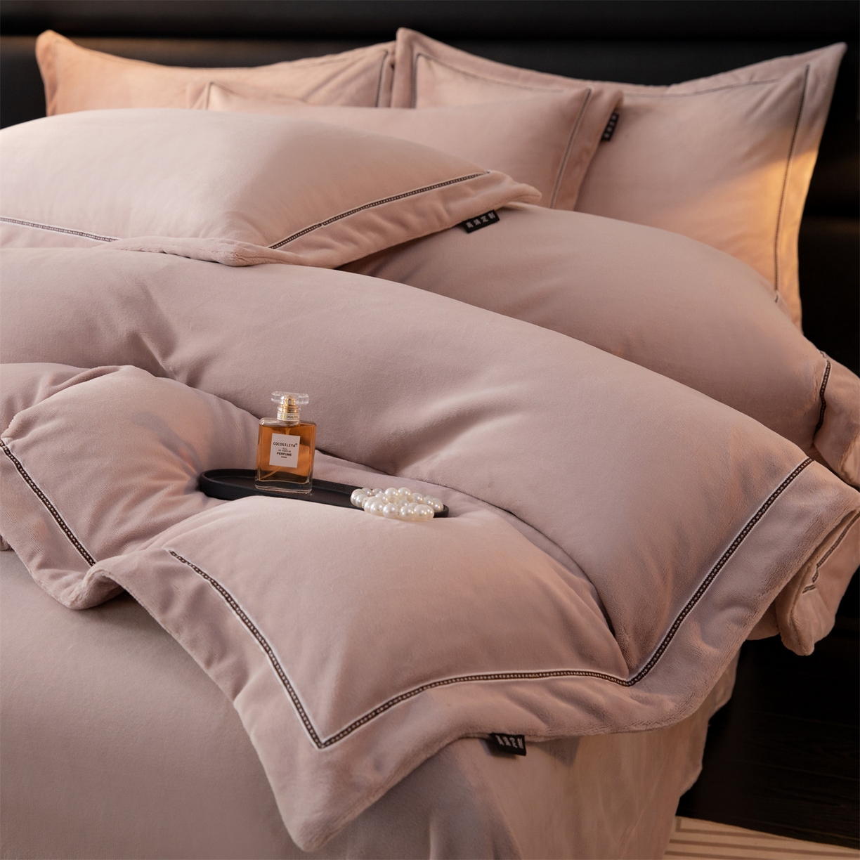 91家纺网 家纺一手货源 找家纺 雅高家居 2025新款240克高克重全工艺纯色织带花边款单件及四件套 卡其紫