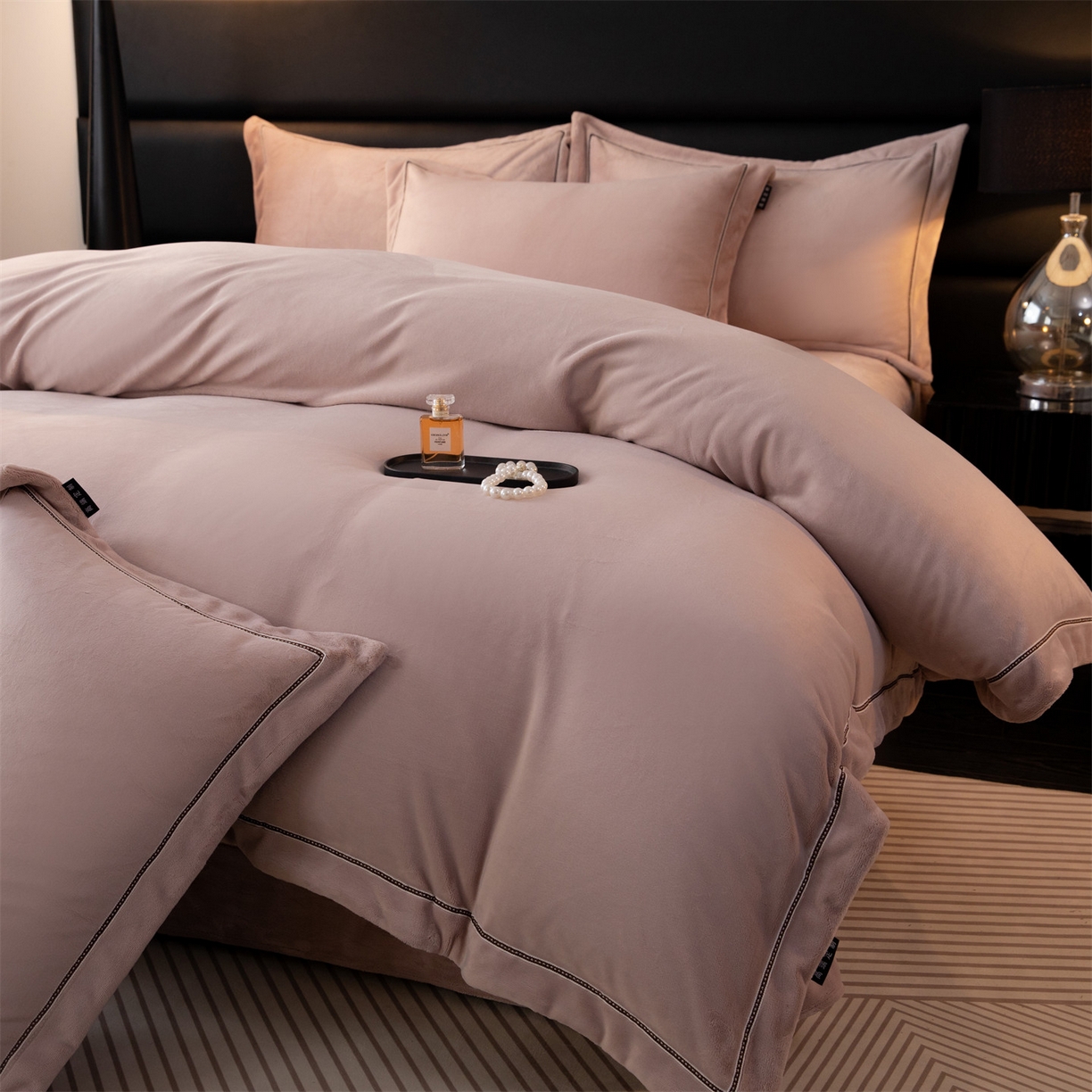 91家纺网 家纺一手货源 找家纺 雅高家居 2025新款240克高克重全工艺纯色织带花边款单件及四件套 卡其紫