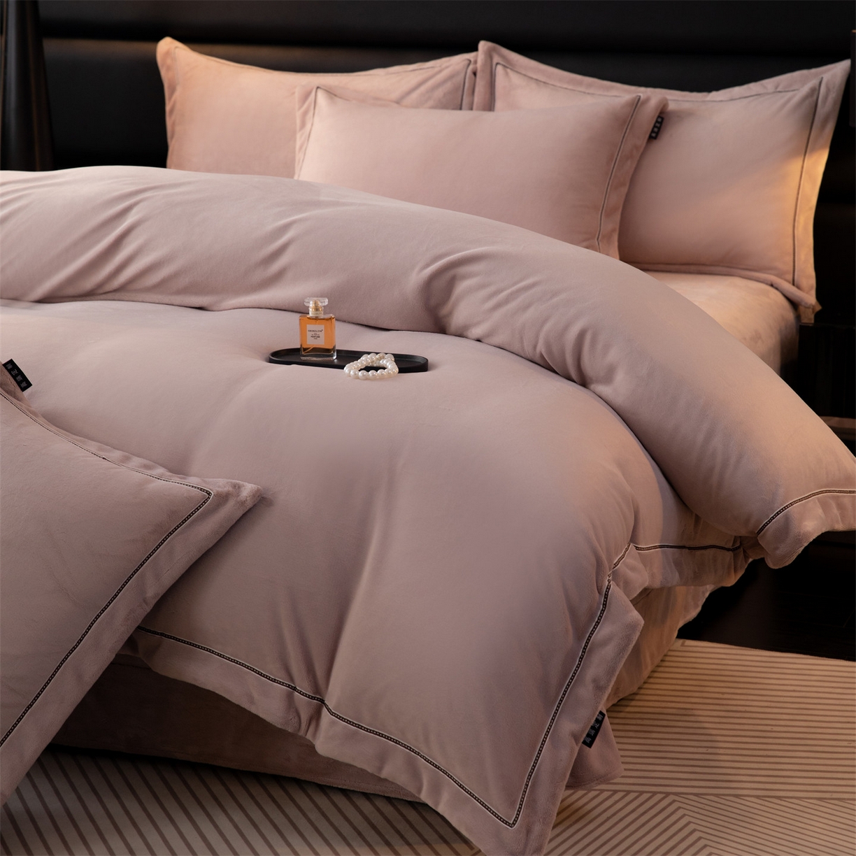 91家纺网 家纺一手货源 找家纺 雅高家居 2025新款240克高克重全工艺纯色织带花边款单件及四件套 卡其紫