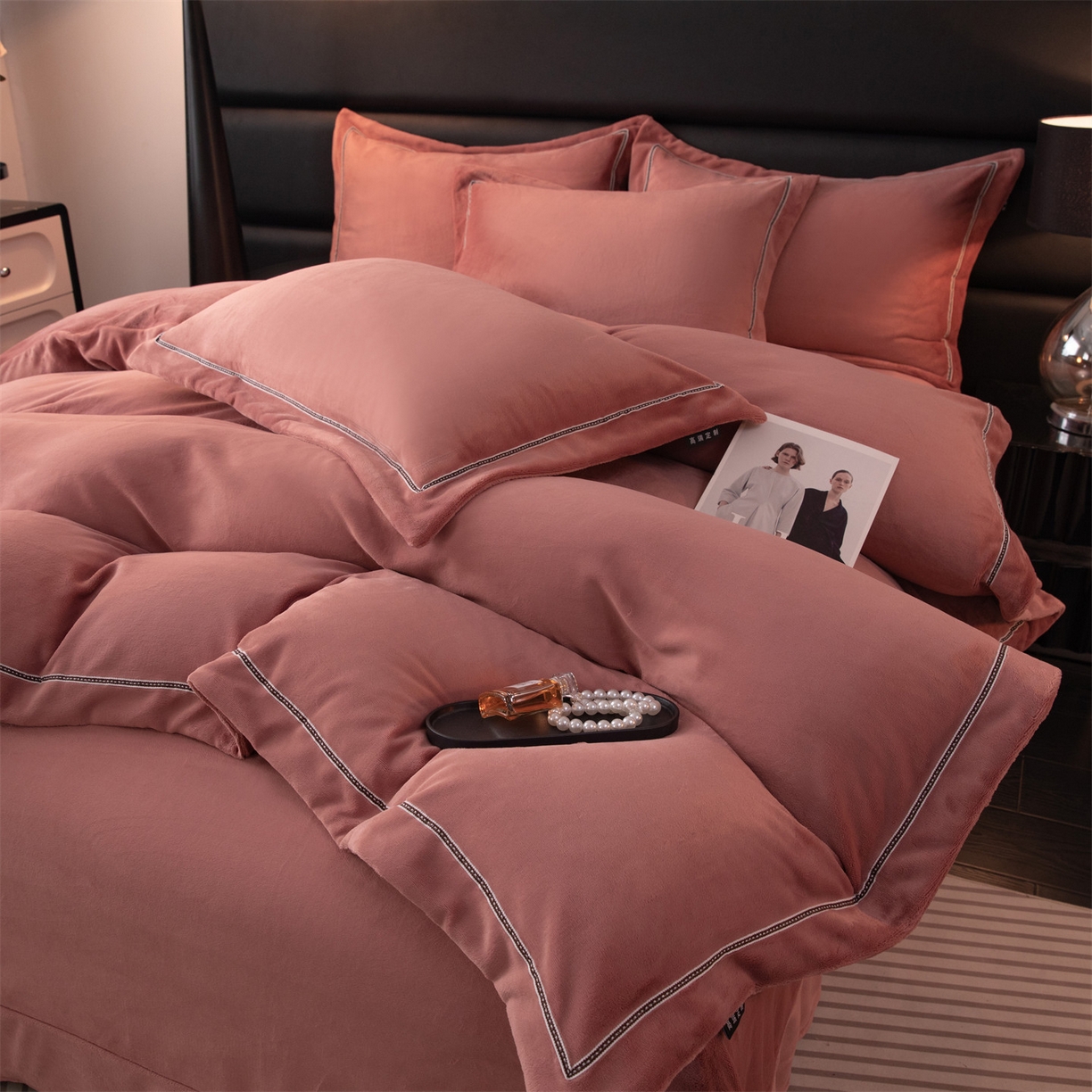 91家纺网 家纺一手货源 找家纺 雅高家居 2025新款240克高克重全工艺纯色织带花边款单件及四件套 云锦红