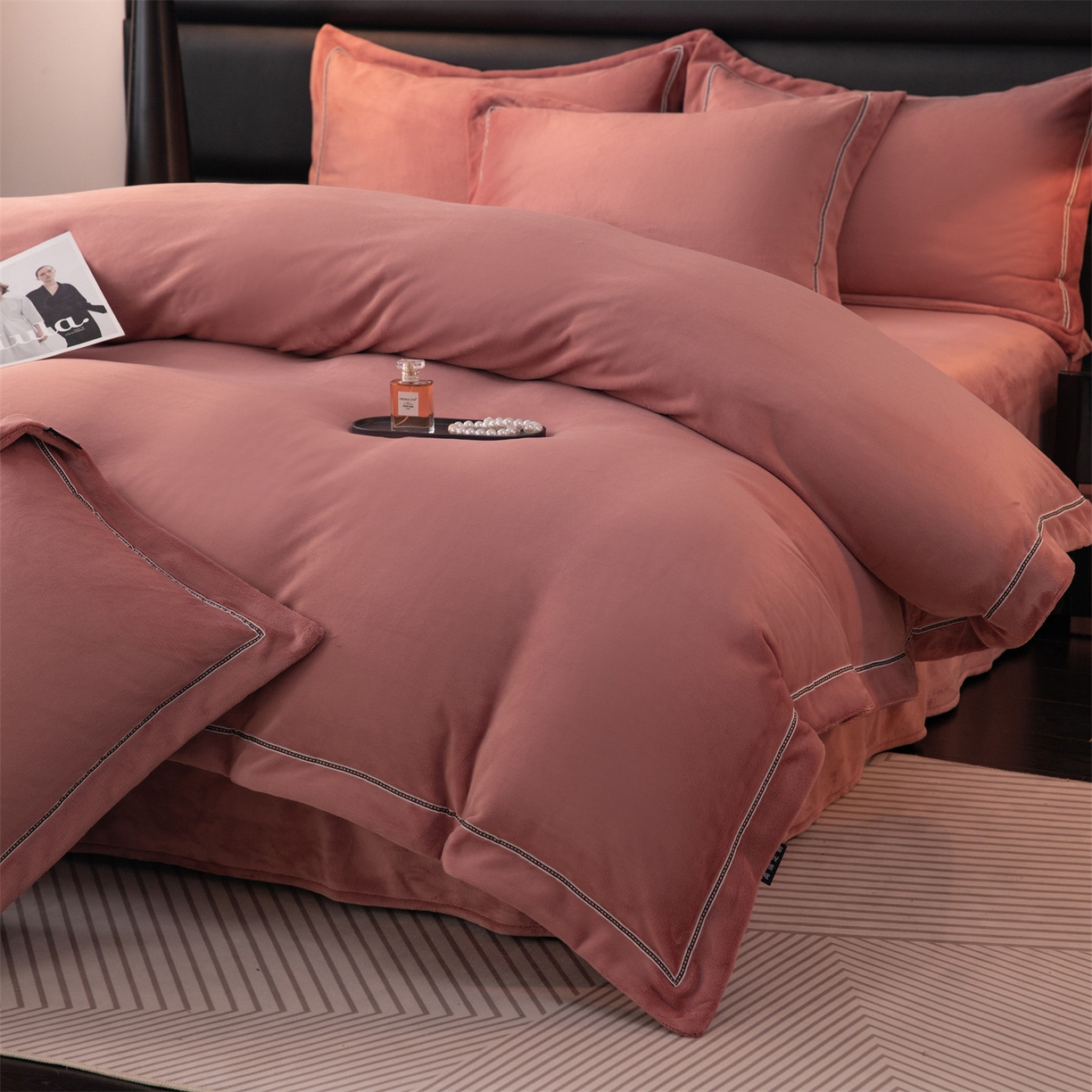 91家纺网 家纺一手货源 找家纺 雅高家居 2025新款240克高克重全工艺纯色织带花边款单件及四件套 云锦红