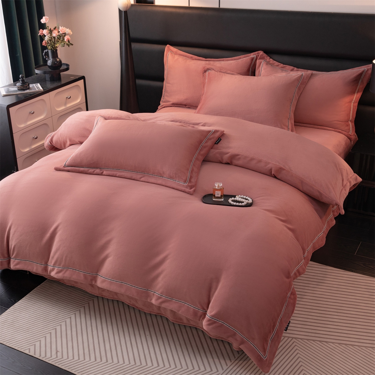 91家纺网 家纺一手货源 找家纺 雅高家居 2025新款240克高克重全工艺纯色织带花边款单件及四件套 云锦红