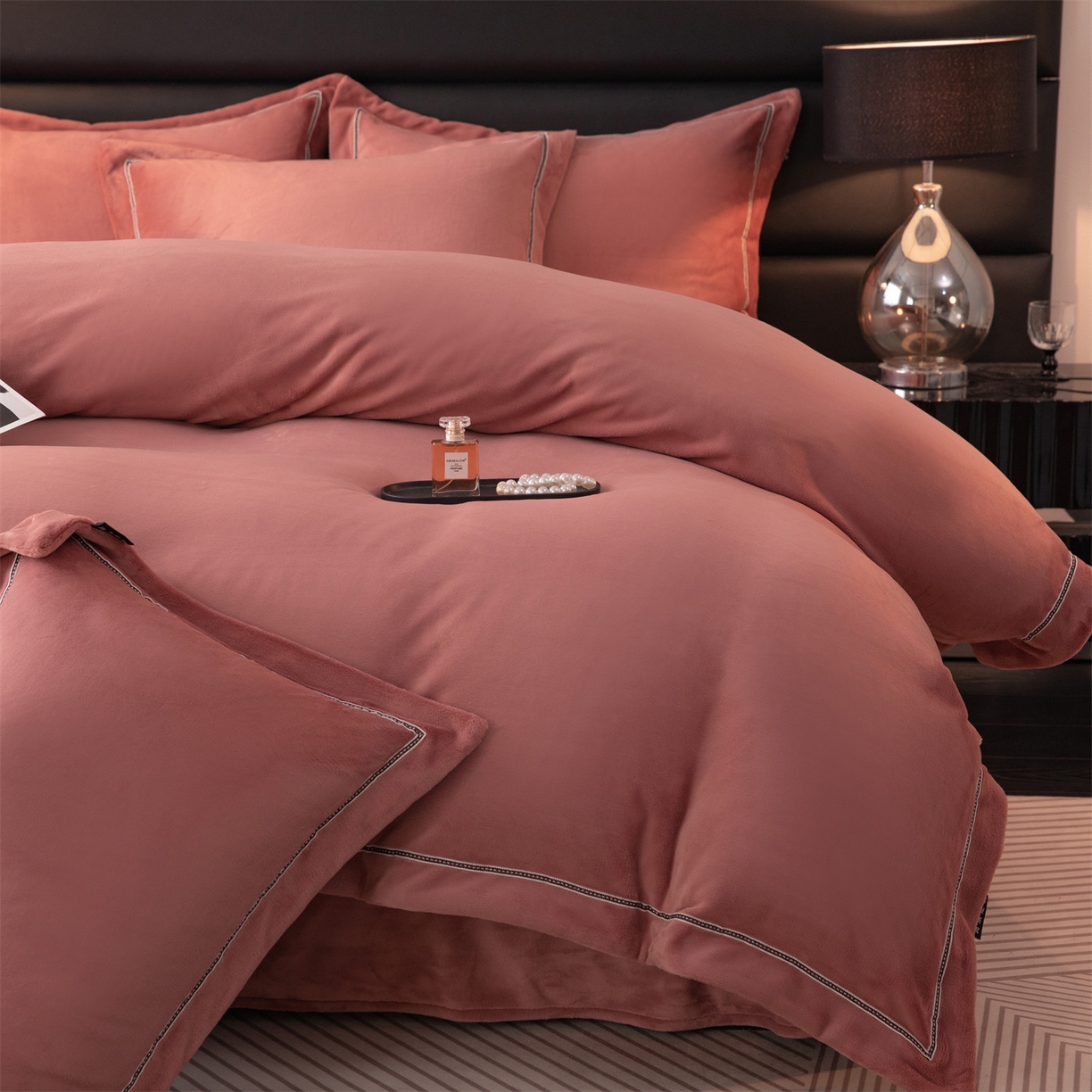 91家纺网 家纺一手货源 找家纺 雅高家居 2025新款240克高克重全工艺纯色织带花边款单件及四件套 云锦红