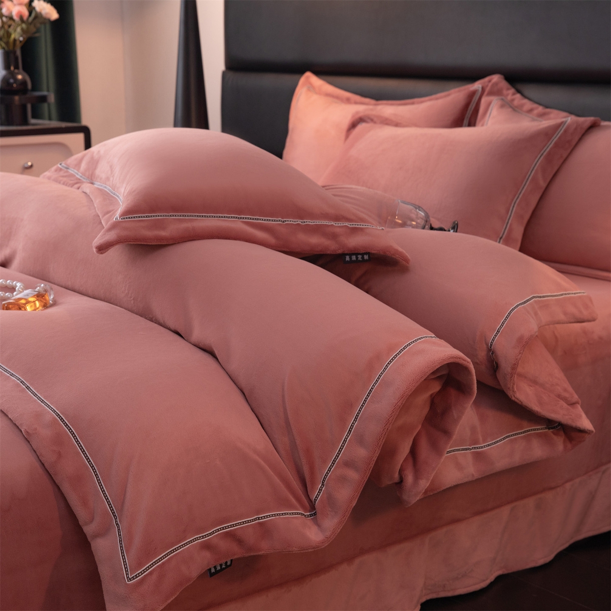 91家纺网 家纺一手货源 找家纺 雅高家居 2025新款240克高克重全工艺纯色织带花边款单件及四件套 云锦红