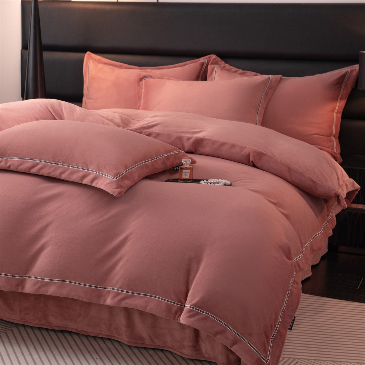 91家纺网 家纺一手货源 找家纺 雅高家居 2025新款240克高克重全工艺纯色织带花边款单件及四件套 云锦红