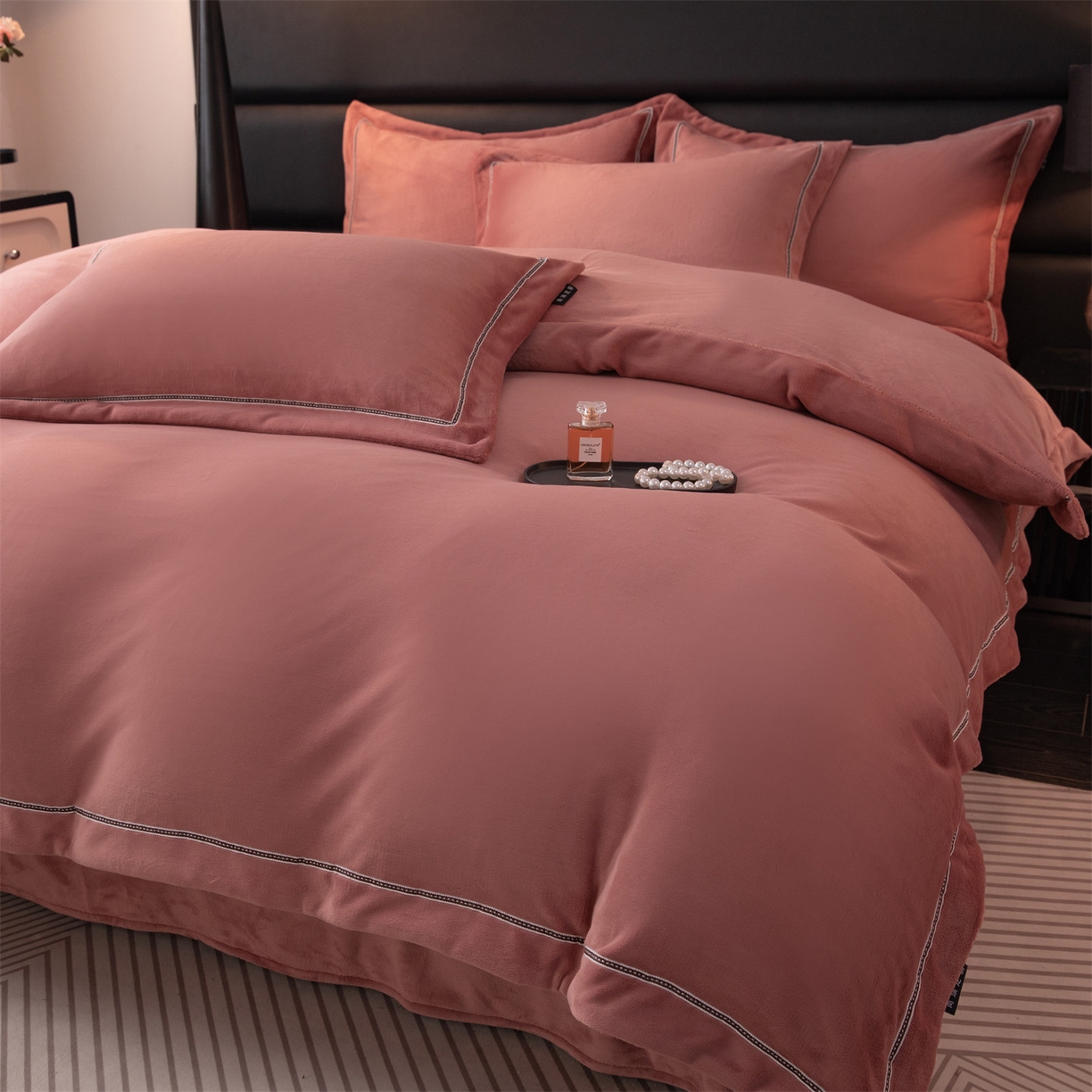 91家纺网 家纺一手货源 找家纺 雅高家居 2025新款240克高克重全工艺纯色织带花边款单件及四件套 云锦红