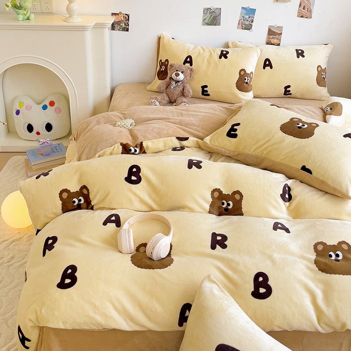 91家纺网 家纺一手货源 找家纺 西引力 2025新款亲肤舒适加厚牛奶绒印花四件套 字母熊