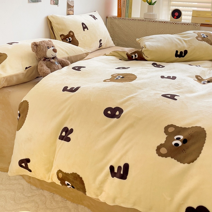 91家纺网 家纺一手货源 找家纺 西引力 2025新款亲肤舒适加厚牛奶绒印花四件套 字母熊