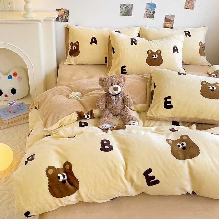 91家纺网 家纺一手货源 找家纺 西引力 2025新款亲肤舒适加厚牛奶绒印花四件套 字母熊