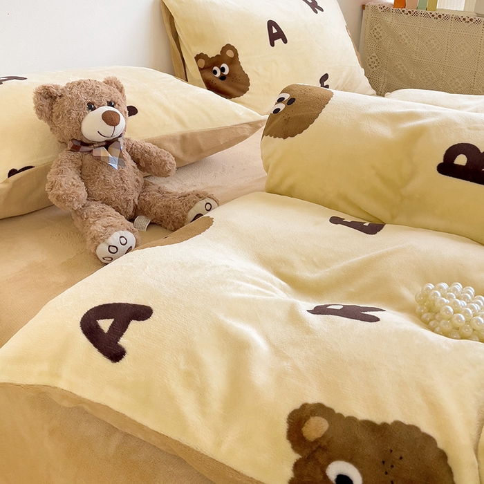 91家纺网 家纺一手货源 找家纺 西引力 2025新款亲肤舒适加厚牛奶绒印花四件套 字母熊